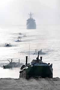 Бронетранспортеры выплыли на «осажденный» берег с больших десантных кораблей. Фото: Валерий Сомкин 