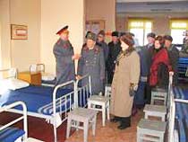 Представители областного комитета солдатских матерей во флотских казармах