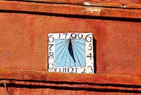 Солнечные часы на здании казармы