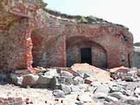 Руины береговой части форта