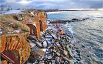 Руины береговых сооружений зимой