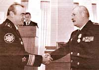 Командующий Балтийским флотом Виктор Мордусин вручает Ивану Кирбаю орден
