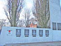 Часть мемориала «Воинам-катерникам» с бронзовыми барельефами Героев-катерников