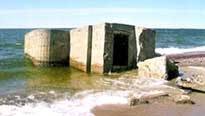 Остатки бункера батареи «Нойтиф», выброшенные на берег после наступления
