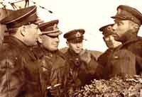 Адмирал Н.И. Виноградов (второй слева) на докладе о торпедировании фашистского линкора «Тирпиц»