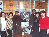 Работники библиотеки на встрече с женой В. Пикуля