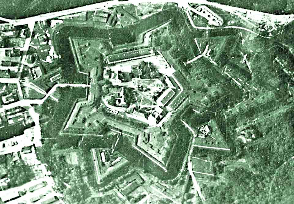 http://russian-west.narod.ru/gorod/interaktiv_karta/dostoprim/citadel-11/karta/sverhu-3.jpg